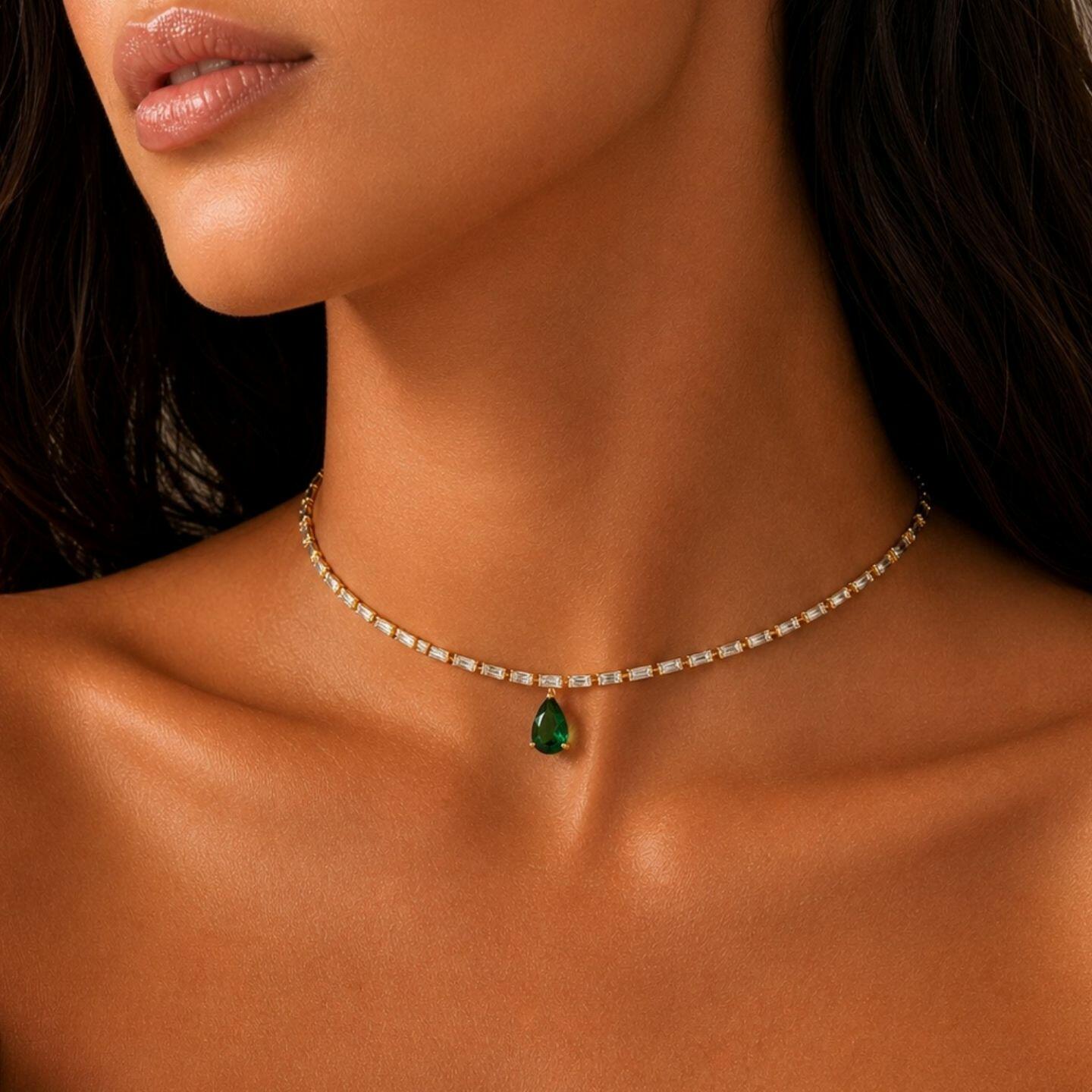 O Brilho Inconfundível da Riviera: Entenda a Diferença Entre Choker e Colar
