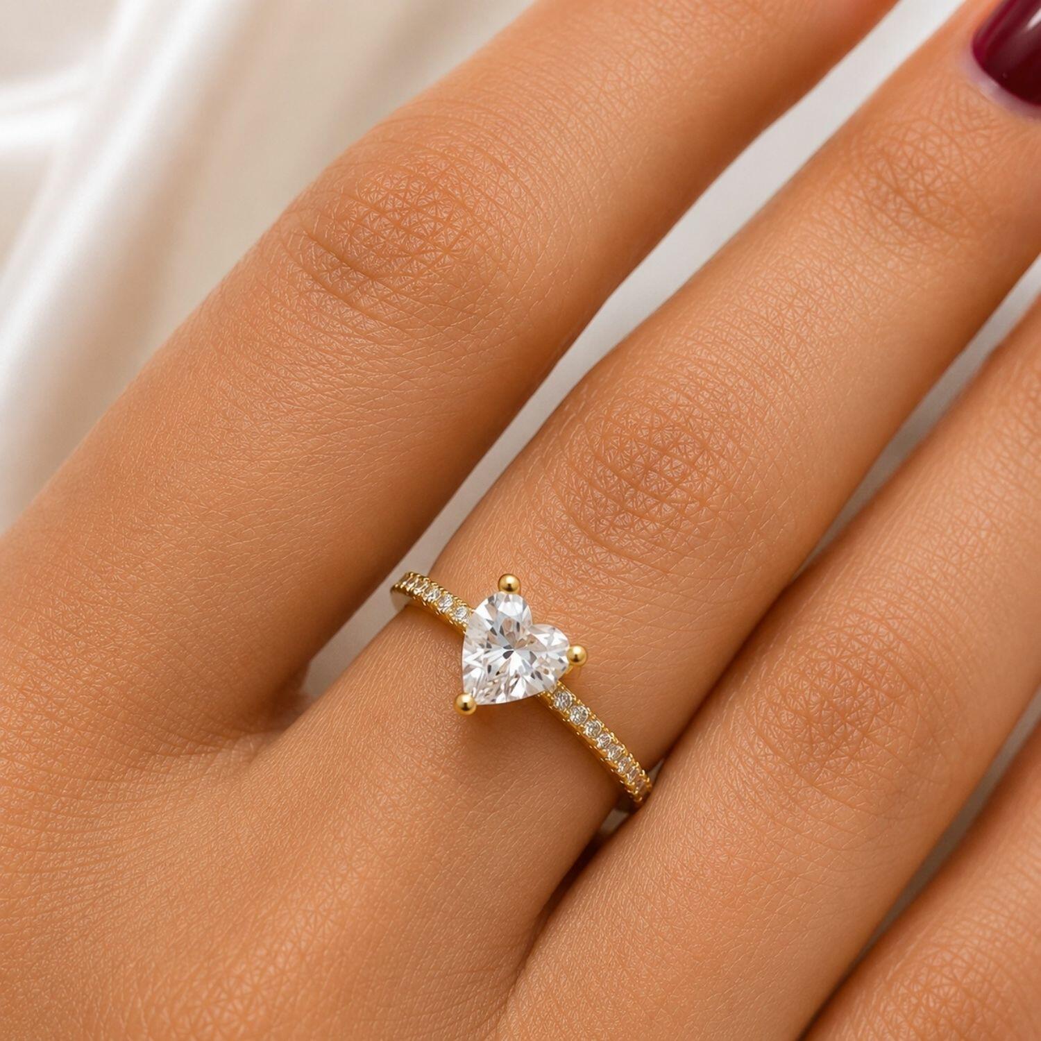 Anel Solitário Coração com Micro Zircônia Cristal Banhado a Ouro
