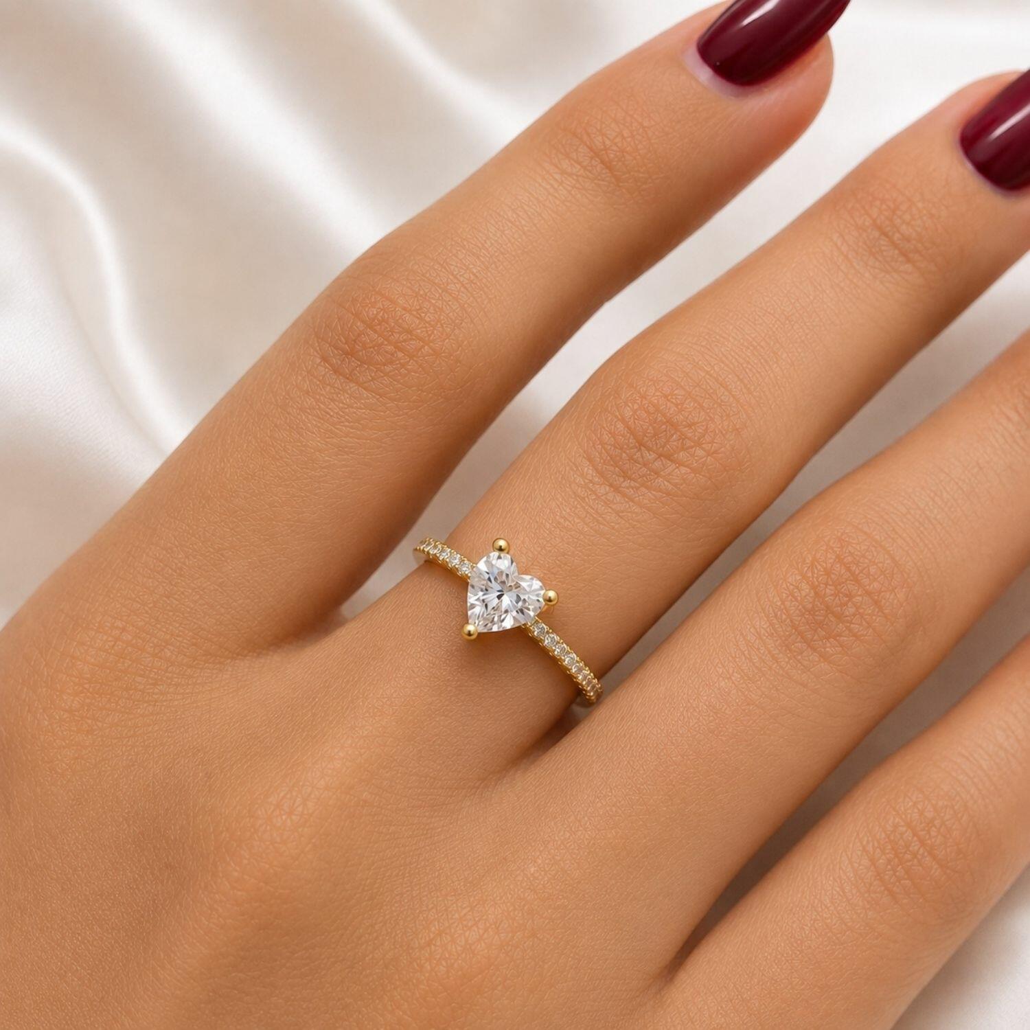 Anel Solitário Coração com Micro Zircônia Cristal Banhado a Ouro