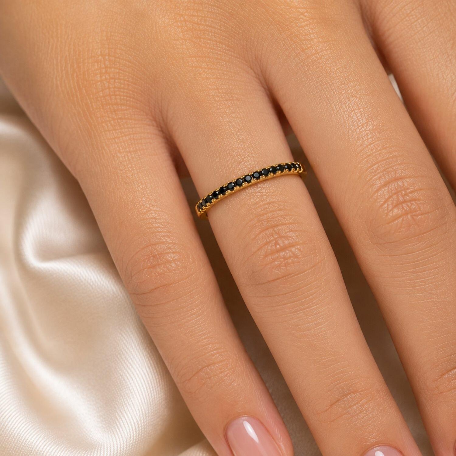 Anel Meia Aliança Fino Micro Zircônia Negra Banhado em Ouro18k