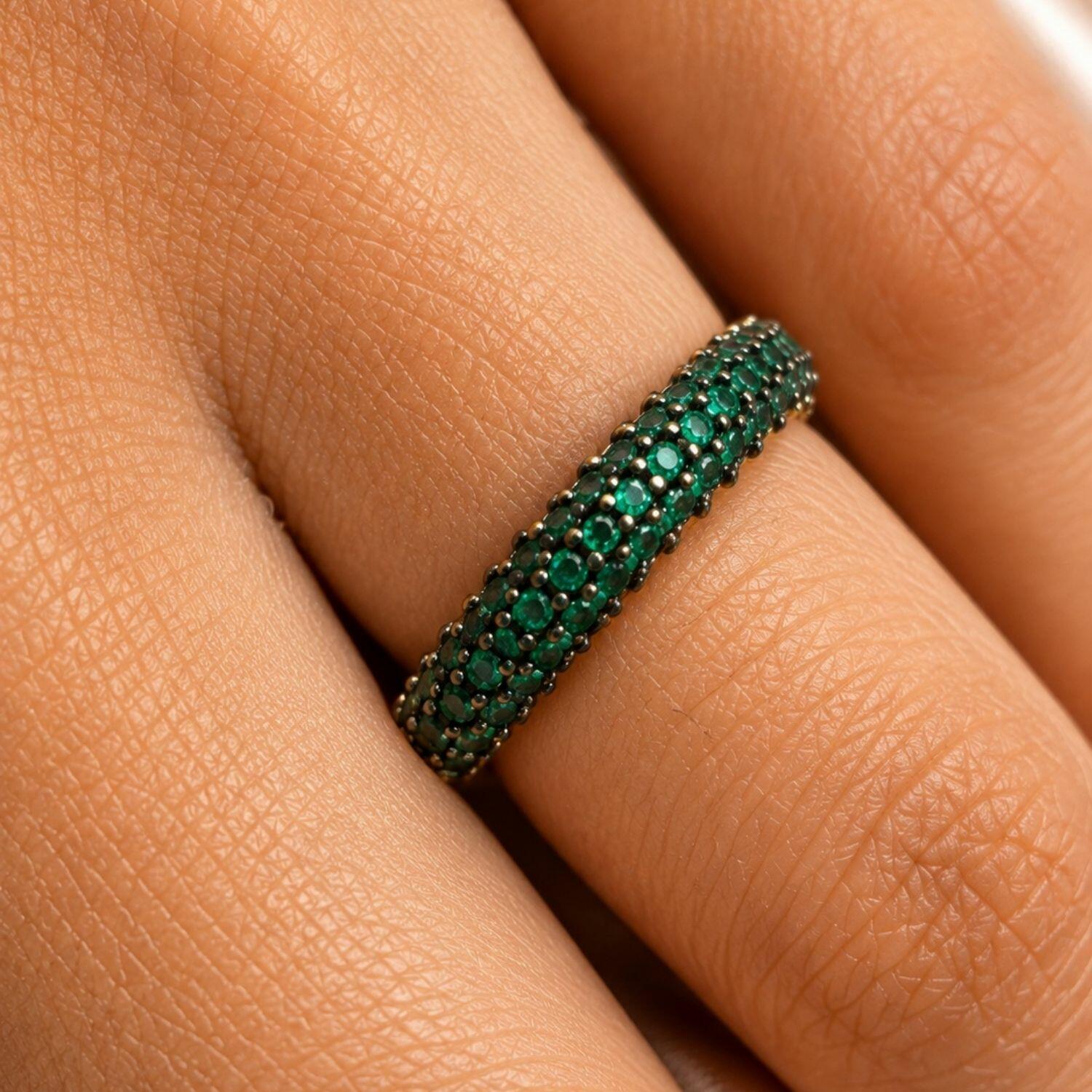 Anel Aparador 3 Fileiras Micro Zircônias Esmeralda Banhado em Ouro18k
