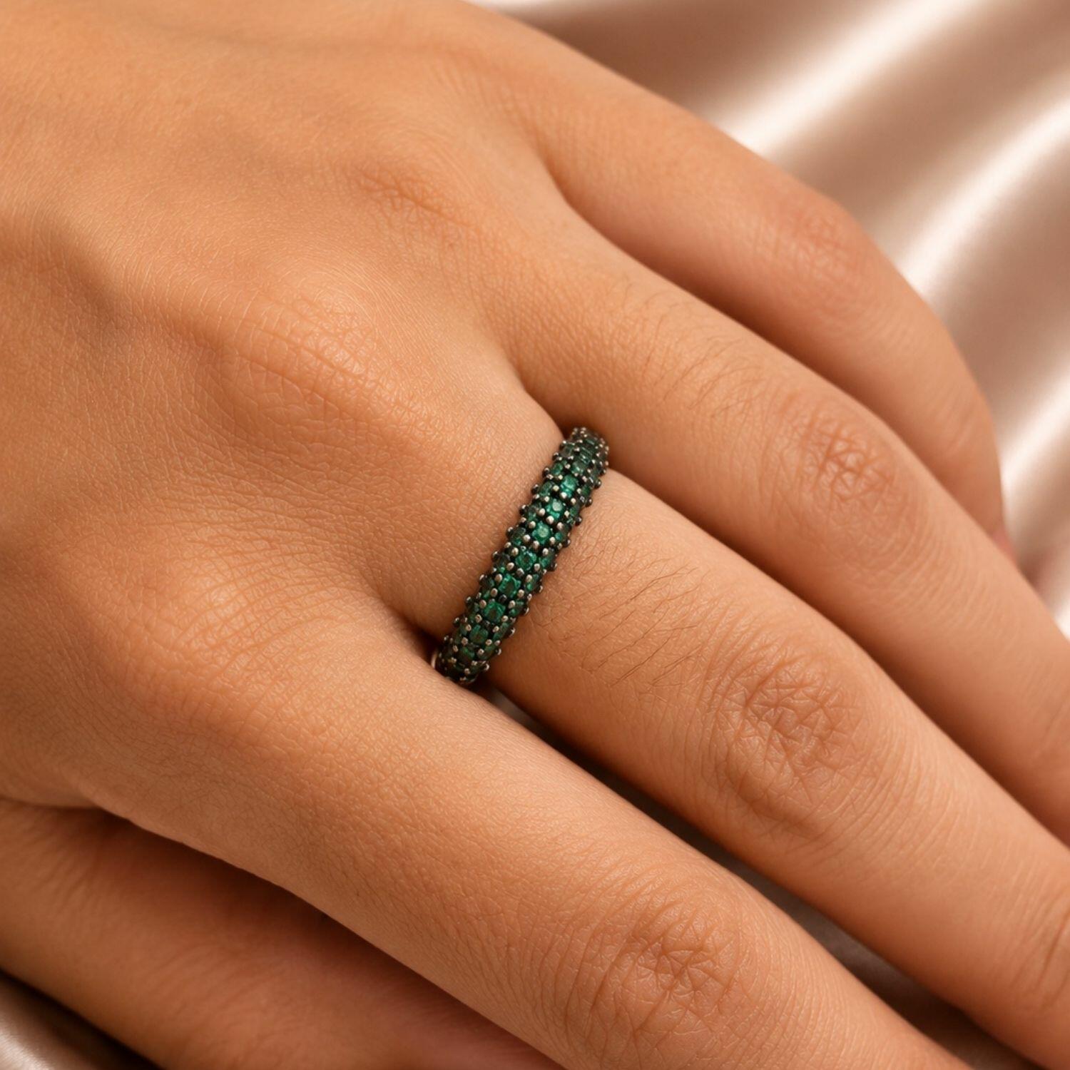 Anel Aparador 3 Fileiras Micro Zircônias Esmeralda Banhado em Ouro18k