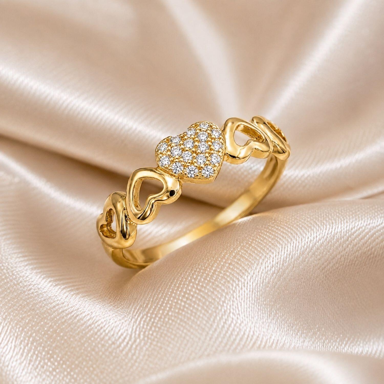 Anel Meia Aliança com Corações Vazados e 1 Coração com Micro Zircônia Cristal Banhado em Ouro18k
