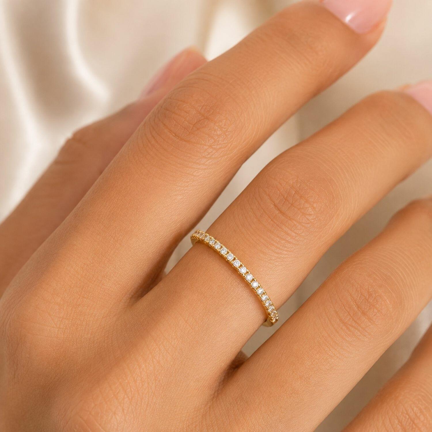 Anel Meia Aliança Fino com Micro Zircônias Banhado em Ouro18k