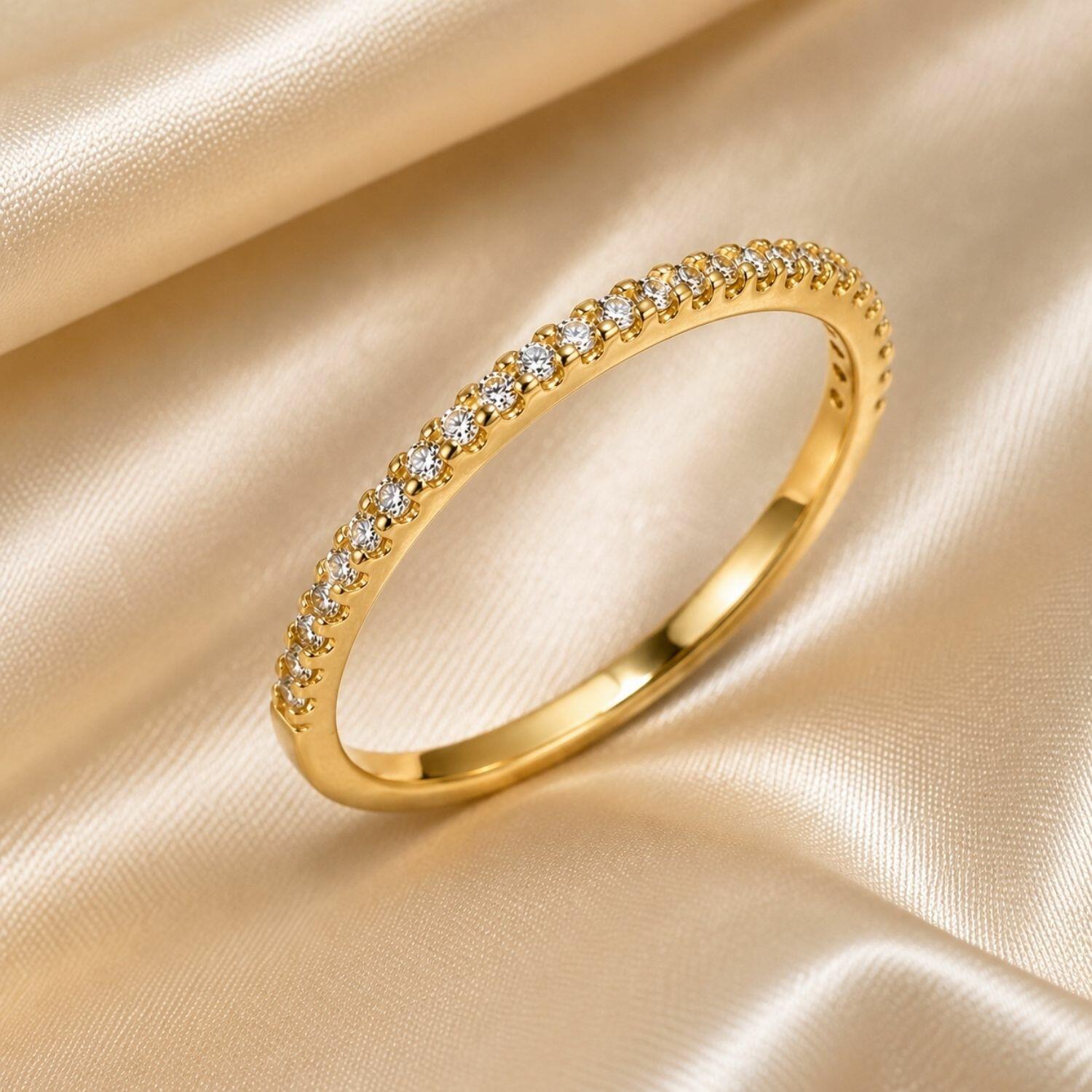 Anel Meia Aliança Fino com Micro Zircônias Banhado em Ouro18k
