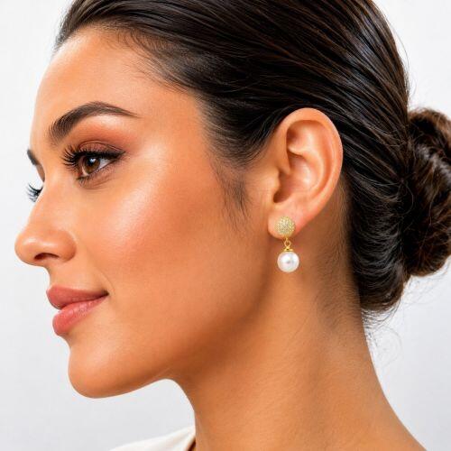 Brinco Meia Bola Micro Zirc�nia Cristal com P�rola Banhado a Ouro