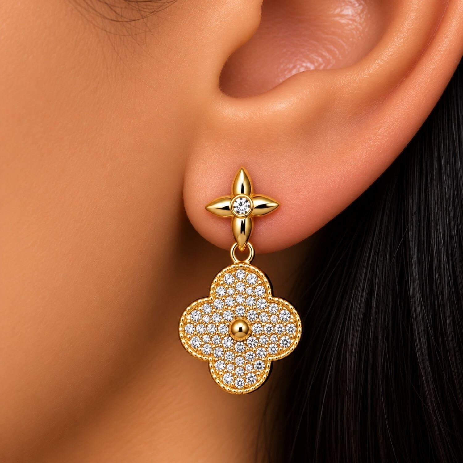 Brinco Flor 4 Pétalas com Micro Zircônia Banhado a Ouro