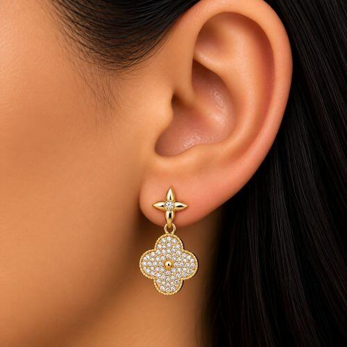 Brinco Flor 4 P�talas com Micro Zirc�nia Banhado a Ouro