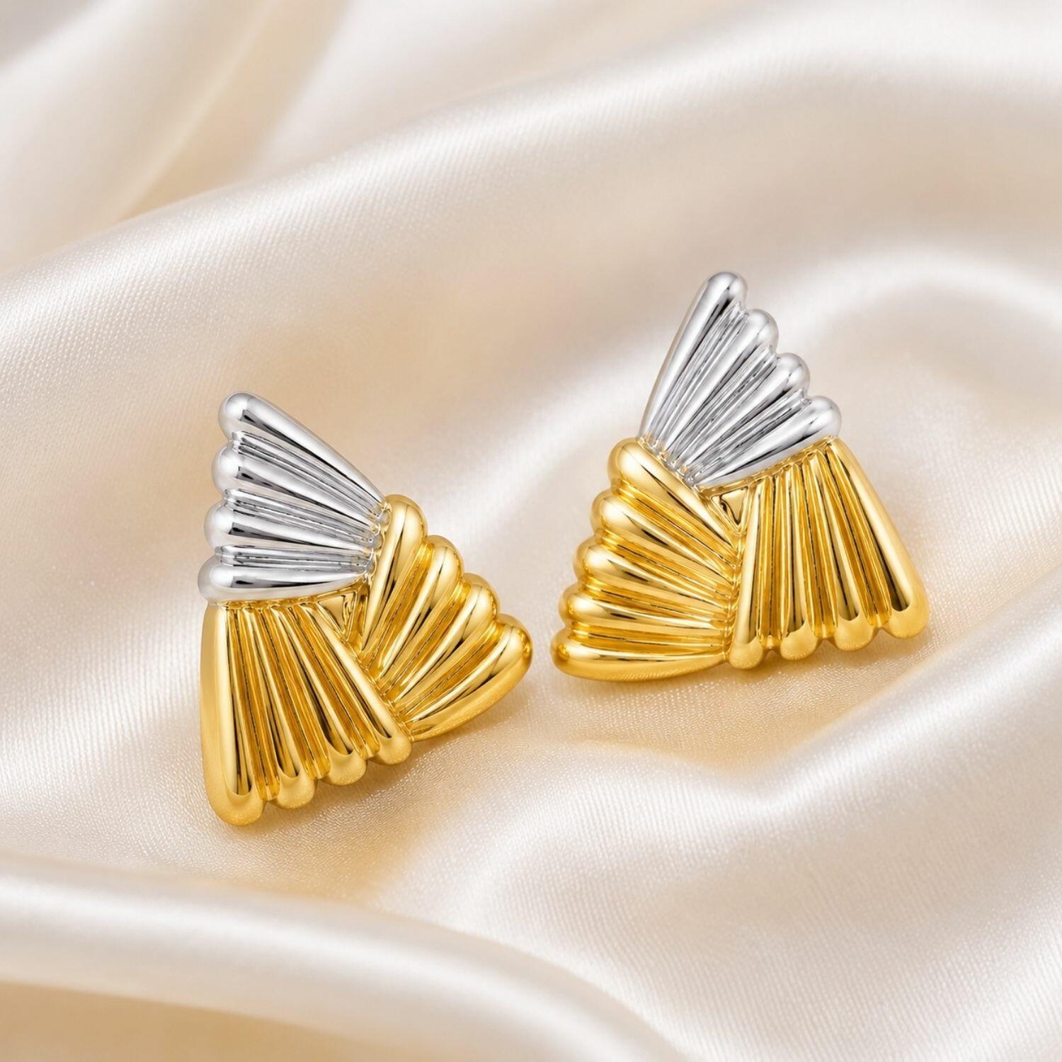 Brinco Formas Triângulo com Detalhes 2 Banhos Ródio Branco e Ouro