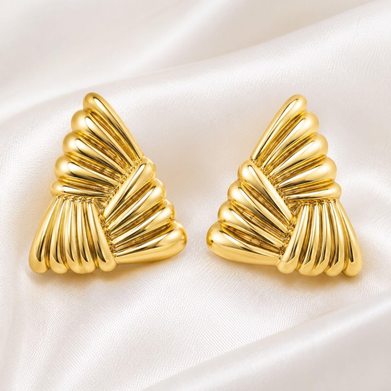 Brinco Formas Triângulo com Detalhes Banhado a Ouro