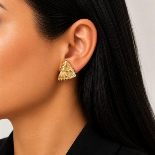 Brinco Formas Triângulo com Detalhes Banhado a Ouro