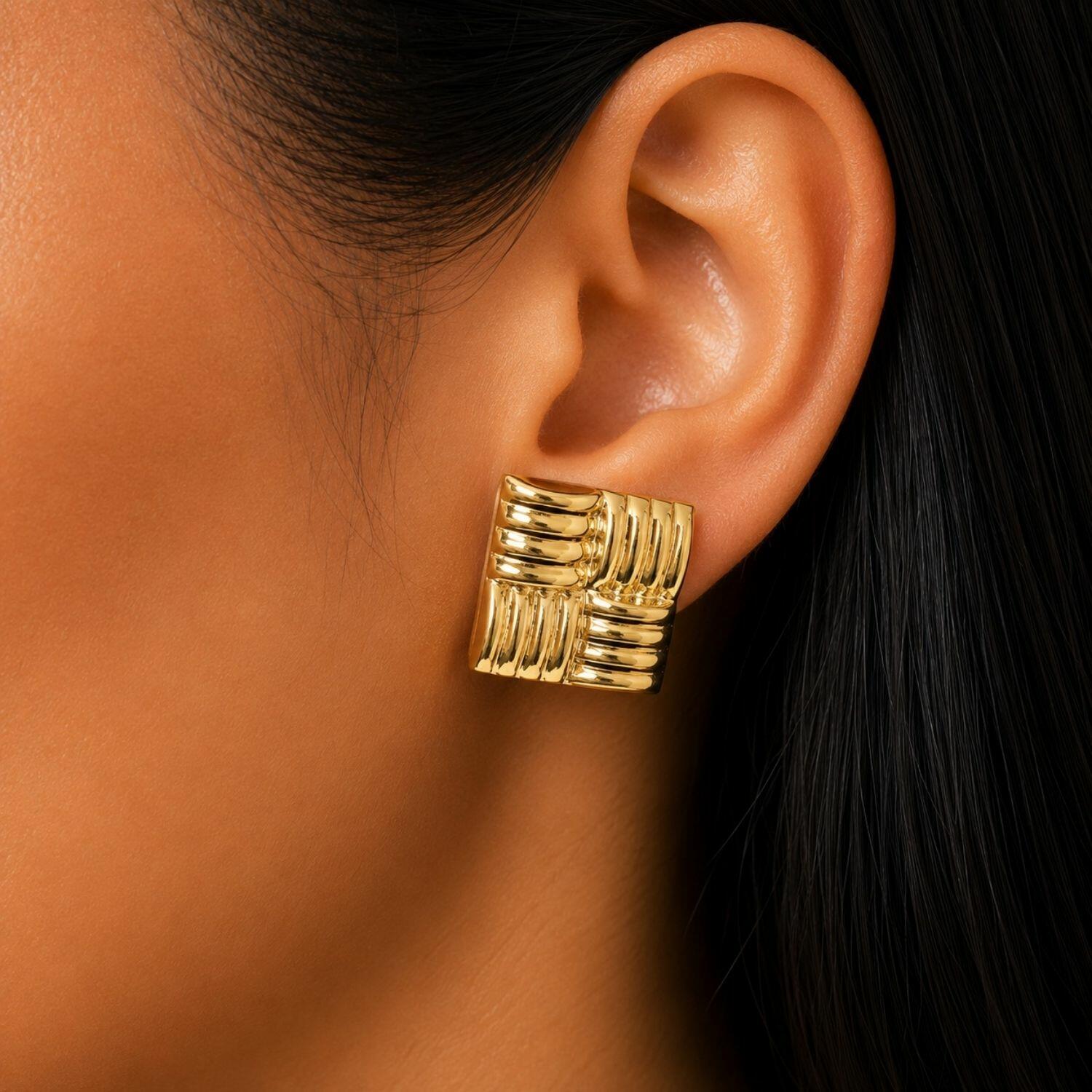 Brinco Formas Quadrado com Detalhes Banhado a Ouro