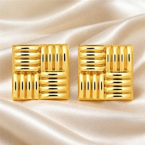 Brinco Formas Quadrado com Detalhes Banhado a Ouro