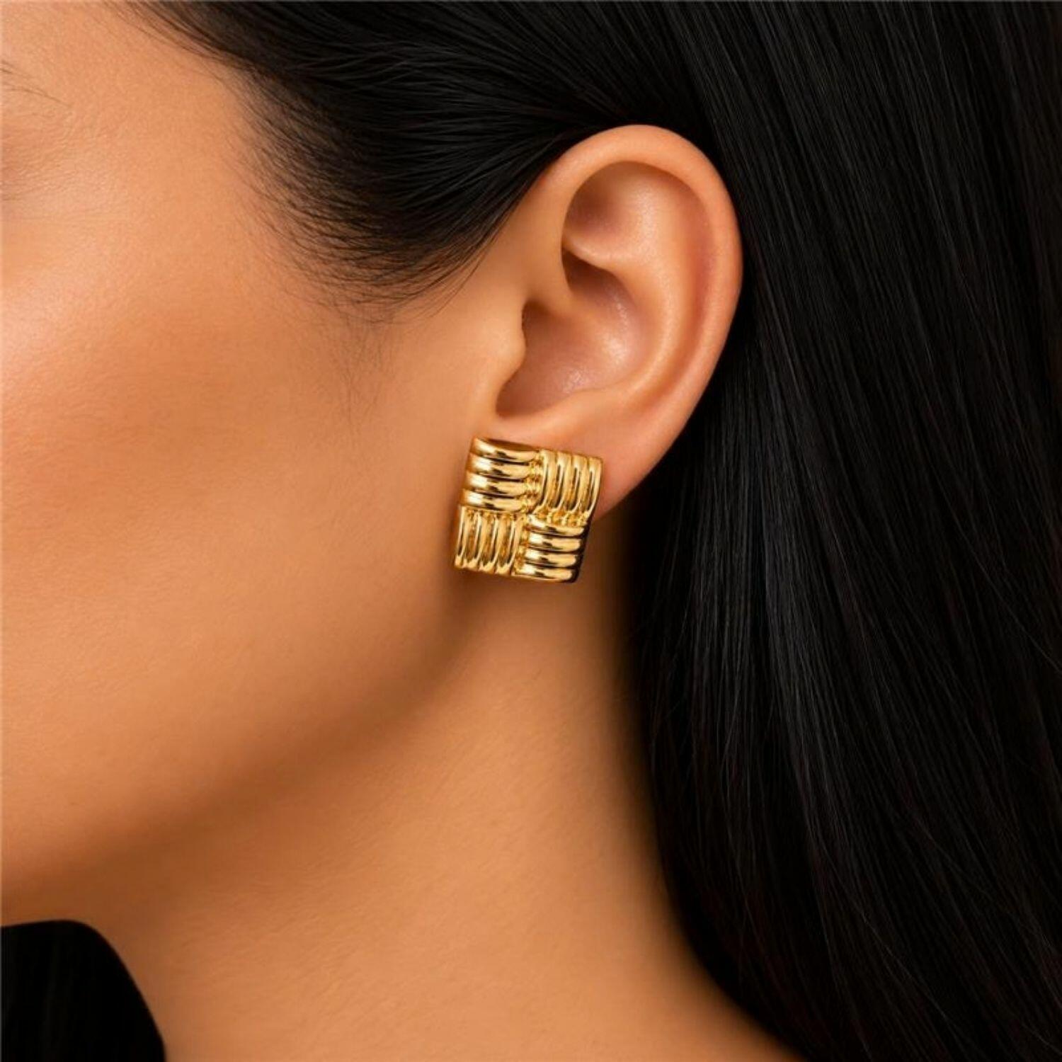 Brinco Formas Quadrado com Detalhes Banhado a Ouro