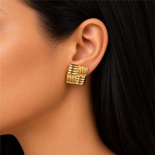 Brinco Formas Quadrado com Detalhes Banhado a Ouro