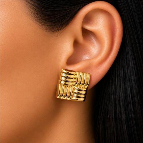 Brinco Formas Quadrado com Detalhes Banhado a Ouro