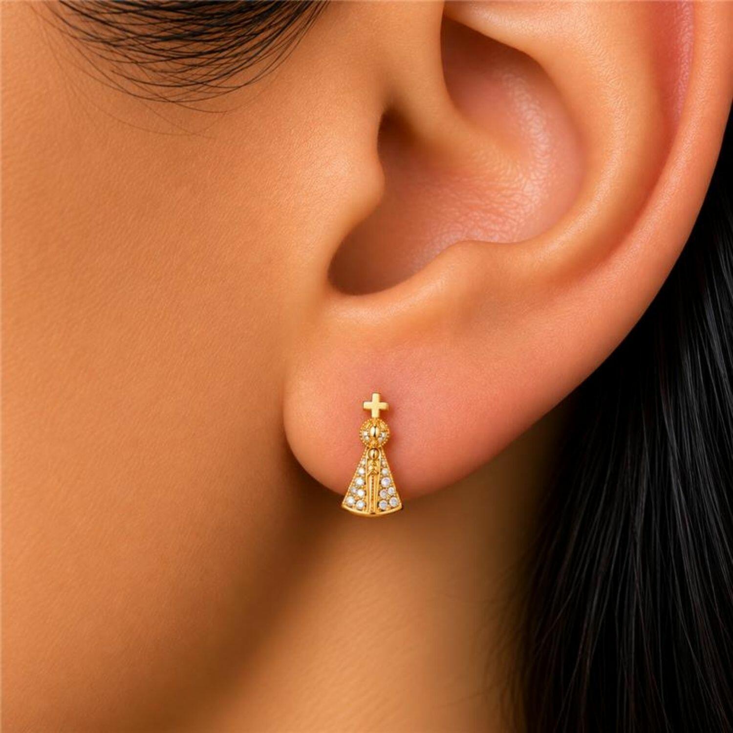 Brinco Mini Nossa Senhora Aparecida Micro Zircônia Cristal Banhado a Ouro