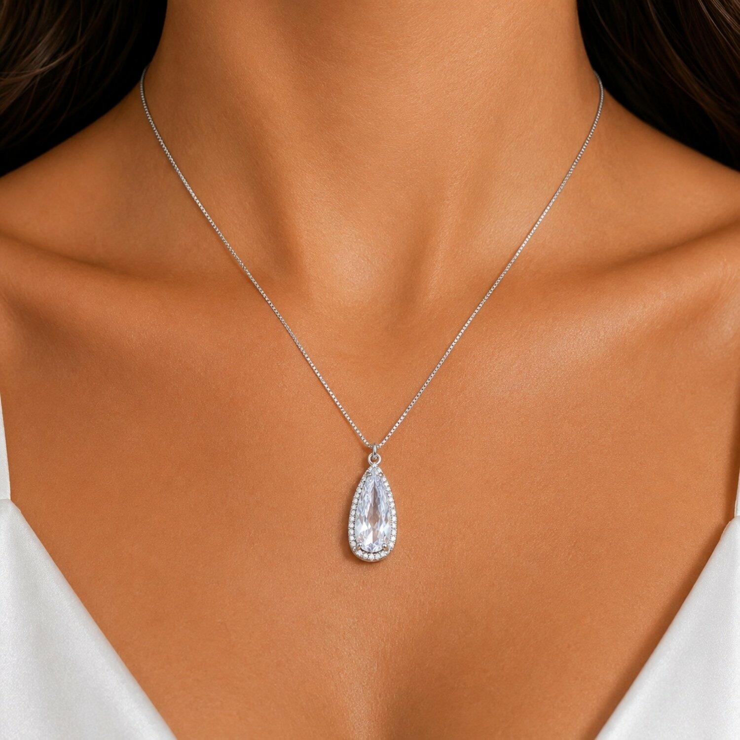 Colar Gota Zircônia Cristal com 1 Fileira Micro Zircônia Banhado a Prata
