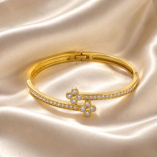 Bracelete Fechado com Flor Zircônia Cristal Banhado a Ouro