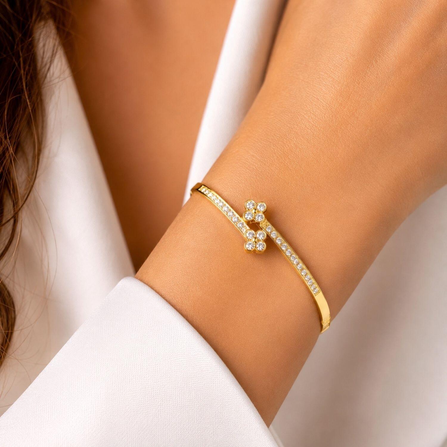 Bracelete Fechado com Flor Zircônia Cristal Banhado a Ouro