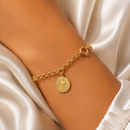 Pulseira Elo Português 0.6 cm com São Bento Banhado a Ouro