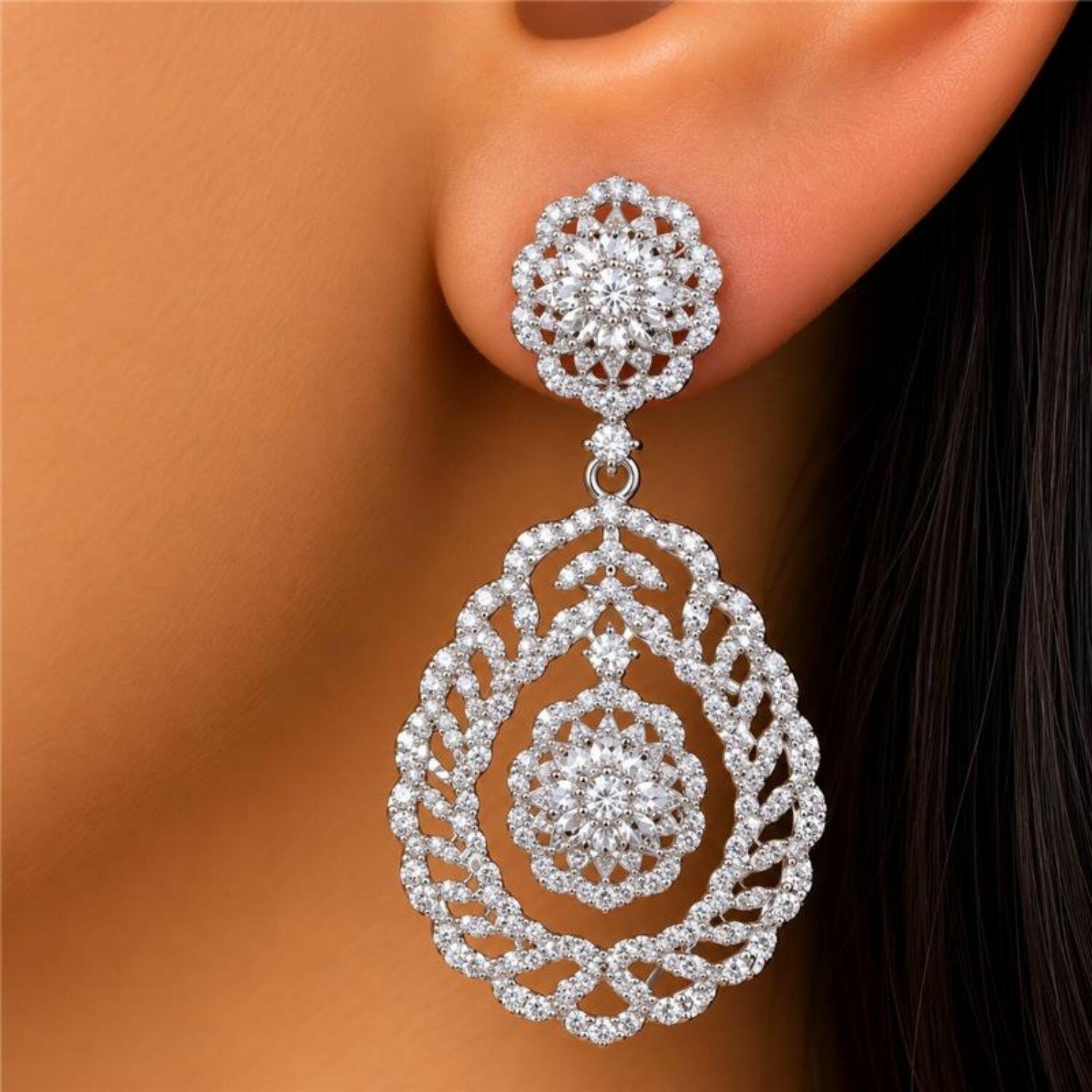 Brinco Luxury Flor com Gota Zircônia Cristal Banhado a Prata