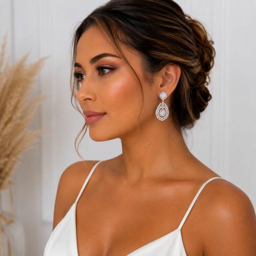 Brinco Luxury Flor com Gota Zircônia Cristal Banhado a Prata