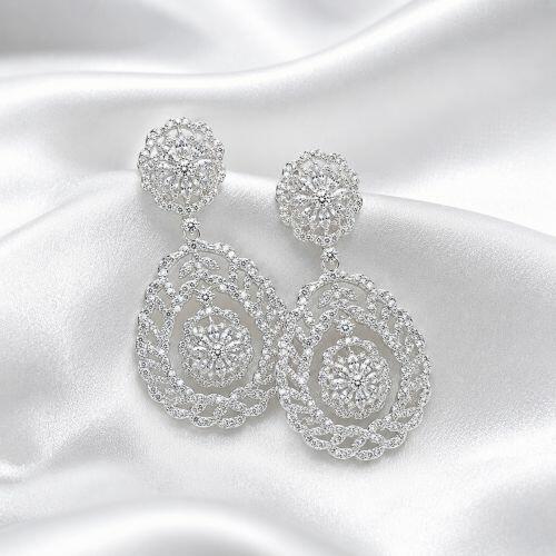 Brinco Luxury Flor com Gota Zircônia Cristal Banhado a Prata