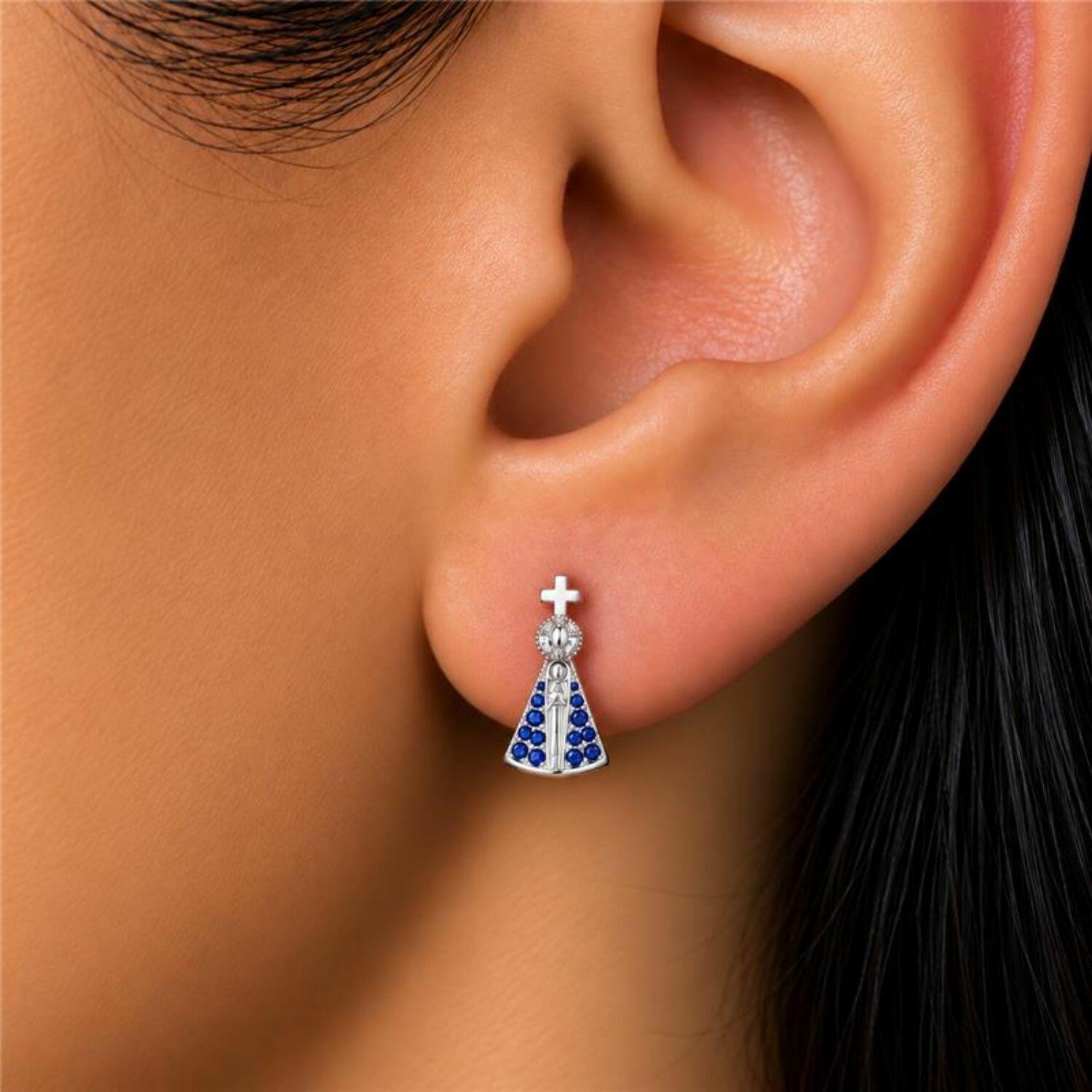Brinco Mini Nossa Senhora Aparecida Micro Zircônia Azul Banhado a Prata