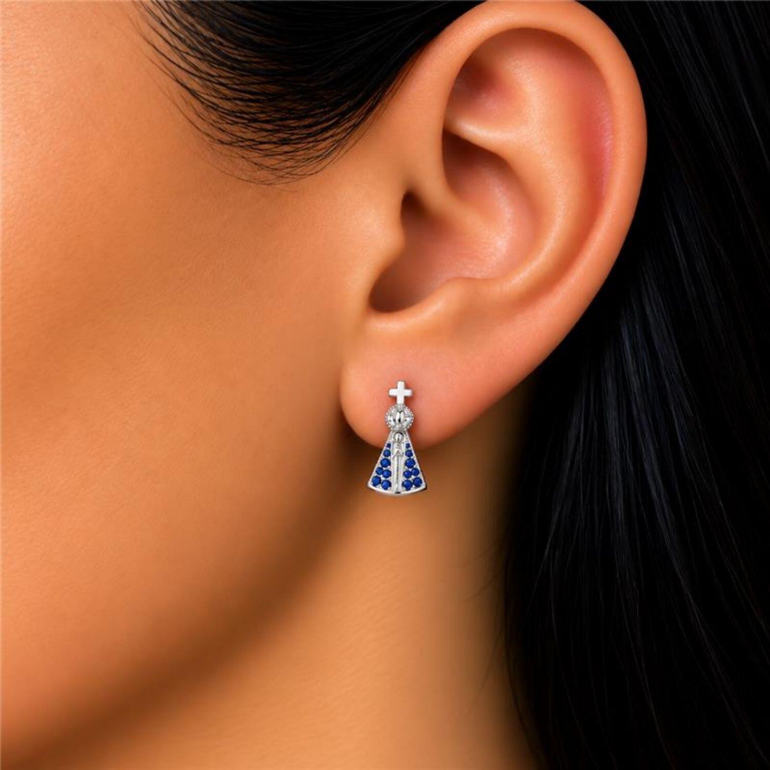 Brinco Mini Nossa Senhora Aparecida Micro Zircônia Azul Banhado a Prata
