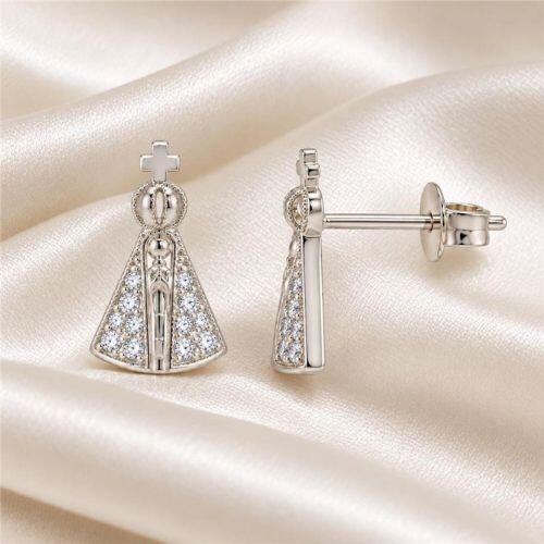 Brinco Mini Nossa Senhora Aparecida Micro Zircônia Cristal Banhado a Prata