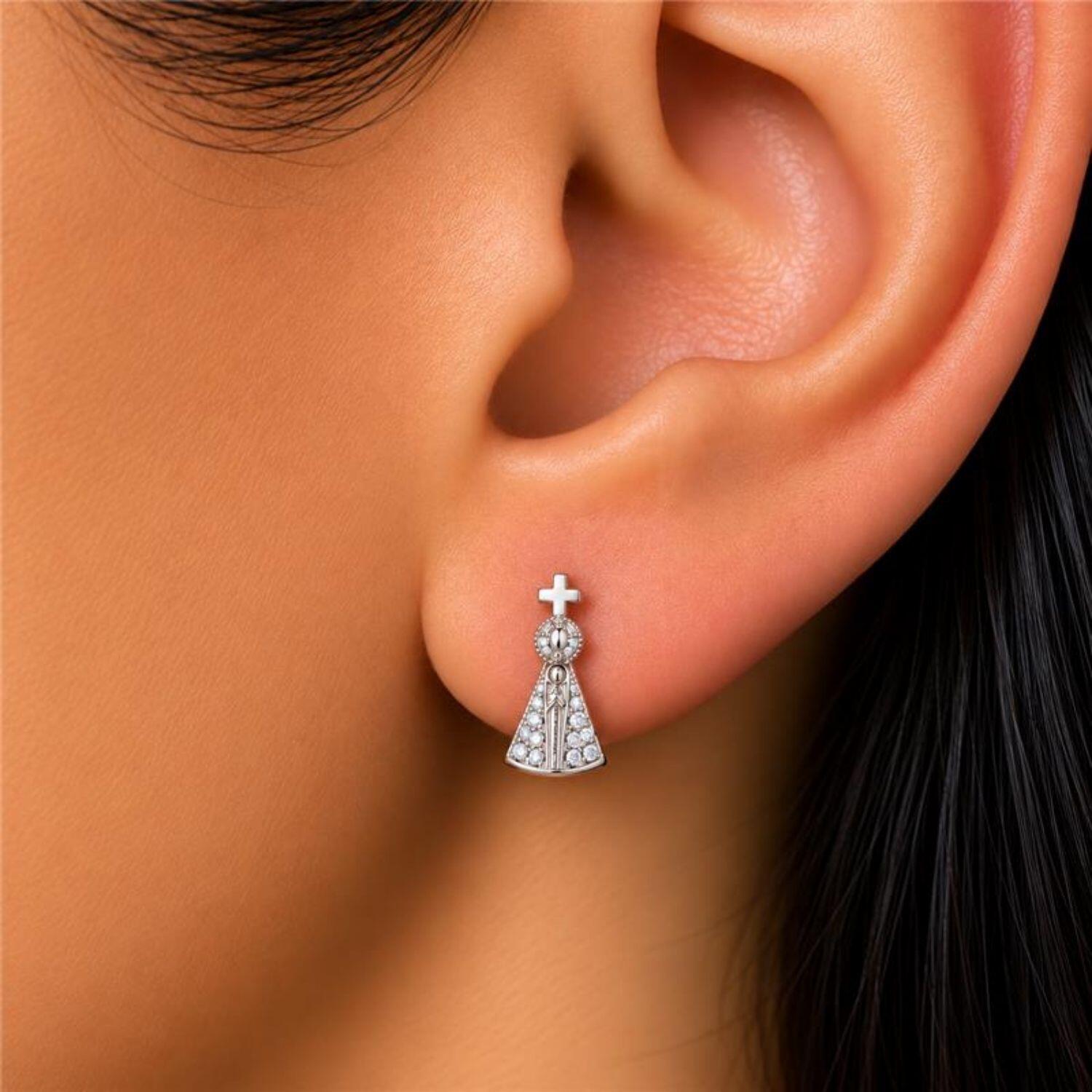 Brinco Mini Nossa Senhora Aparecida Micro Zircônia Cristal Banhado a Prata