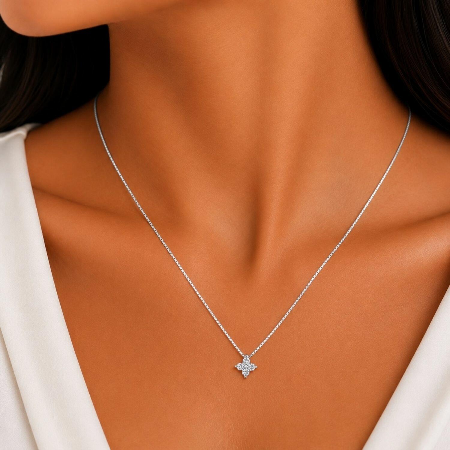 Colar Mini Flor 4 Pétalas Zircônia Cristal Banhado a Prata