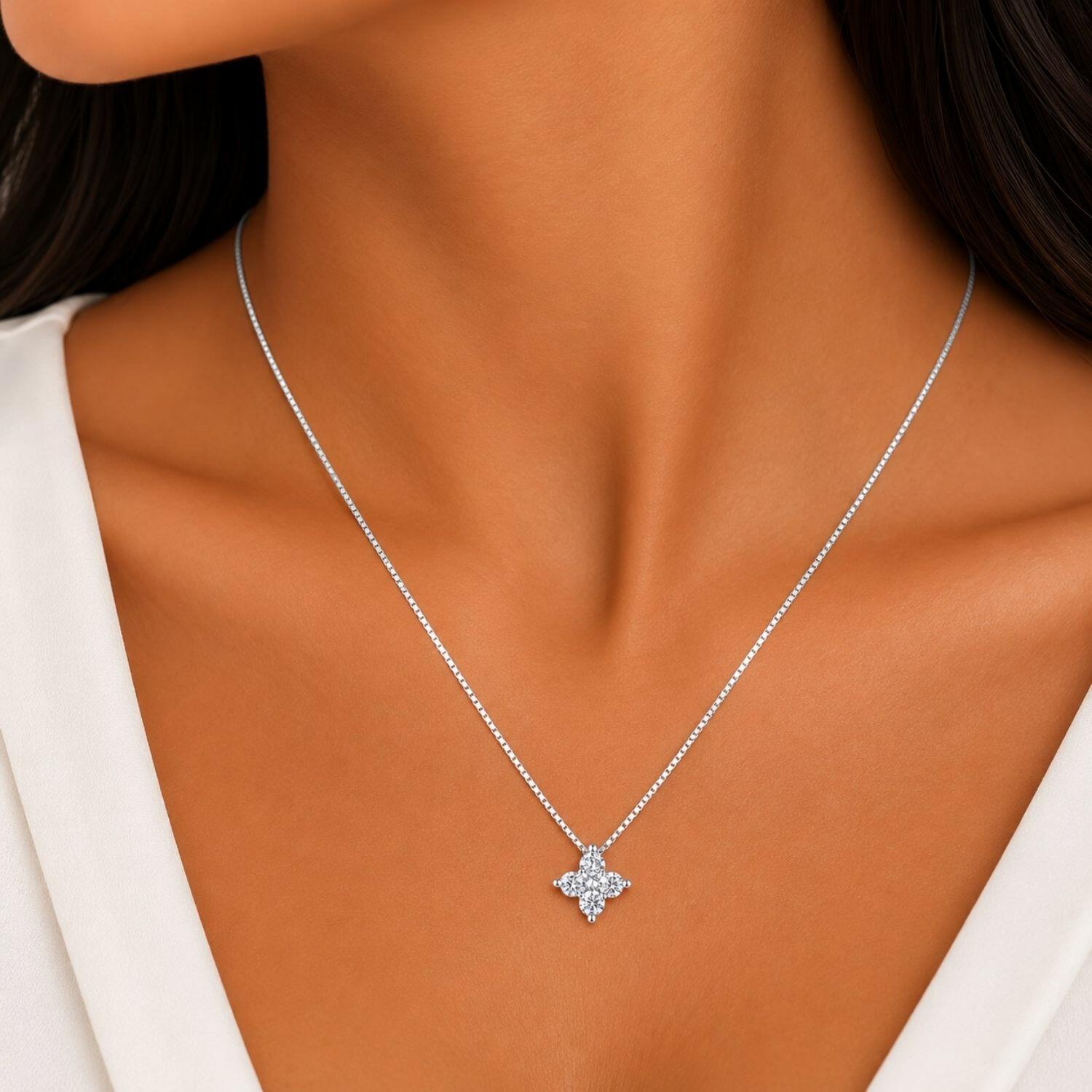 Colar Mini Flor 4 Pétalas Zircônia Cristal Banhado a Prata