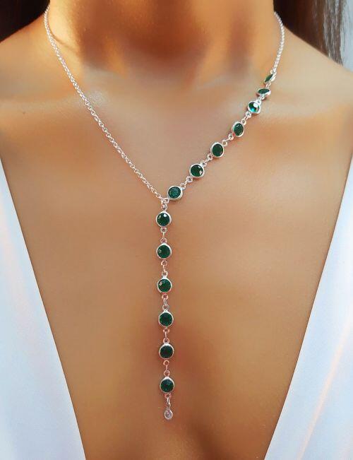 Colar Gravatinha Cristal Esmeralda com Ponto de Luz Banhado a Prata
