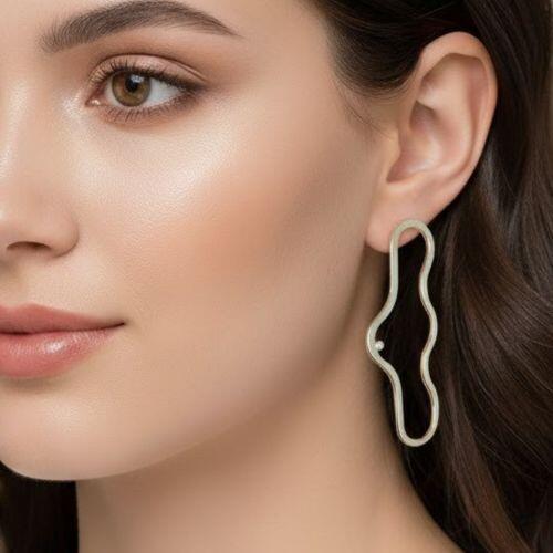 Brinco Orgânico Vazado com Mini Ponto de Luz Banhado a Prata