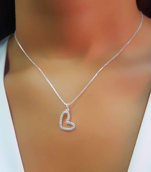 Colar com Pingente Coração Vazado Zircônia Cristal Banhado a Prata