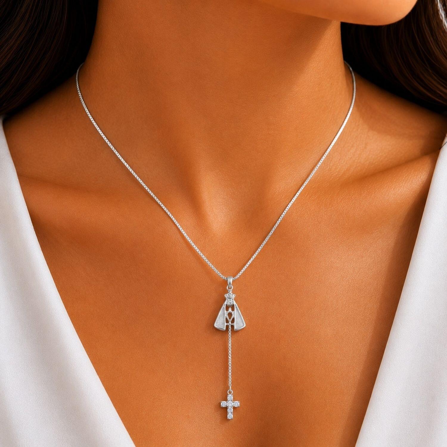 Colar Gravatinha Nossa Senhora com Cruz Zircônia Cristal Banhado a Prata