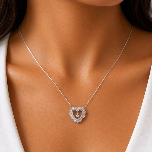 Colar Cora��o com 1 Menina Zirc�nia Baguette Cristal Banhado a Prata