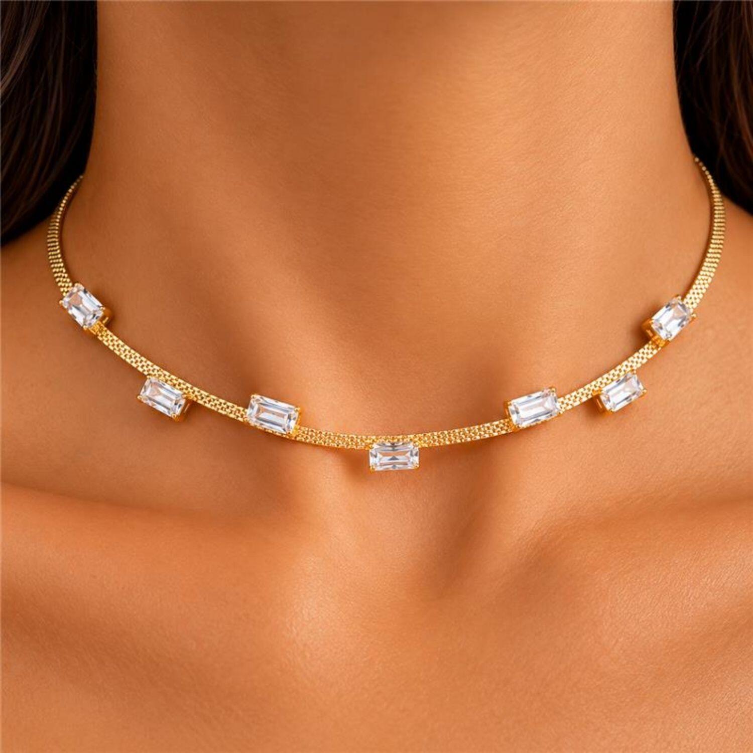 Choker Laminada com Detalhes e Baguette Zircônia Cristal Banhado a Ouro