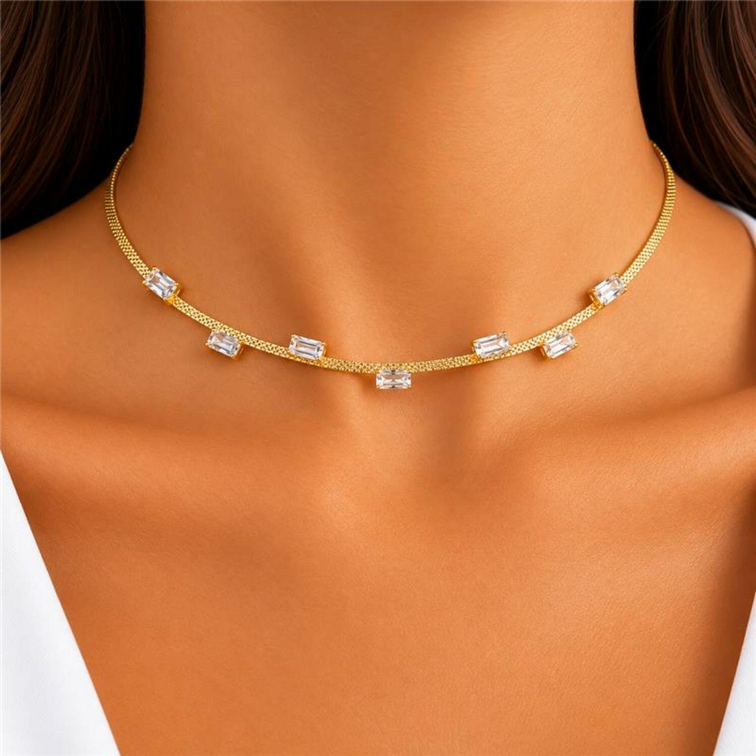 Choker Laminada com Detalhes e Baguette Zircônia Cristal Banhado a Ouro