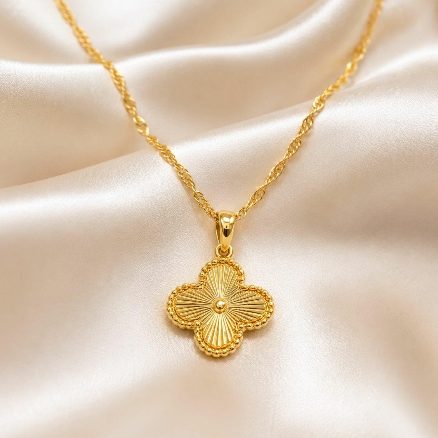 Colar Singapura Flor 4 Pétalas Lisa com Detalhes Banhado a Ouro