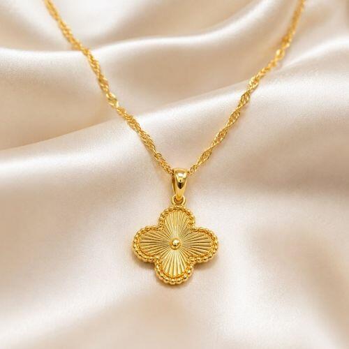 Colar Singapura Flor 4 Pétalas Lisa com Detalhes Banhado a Ouro