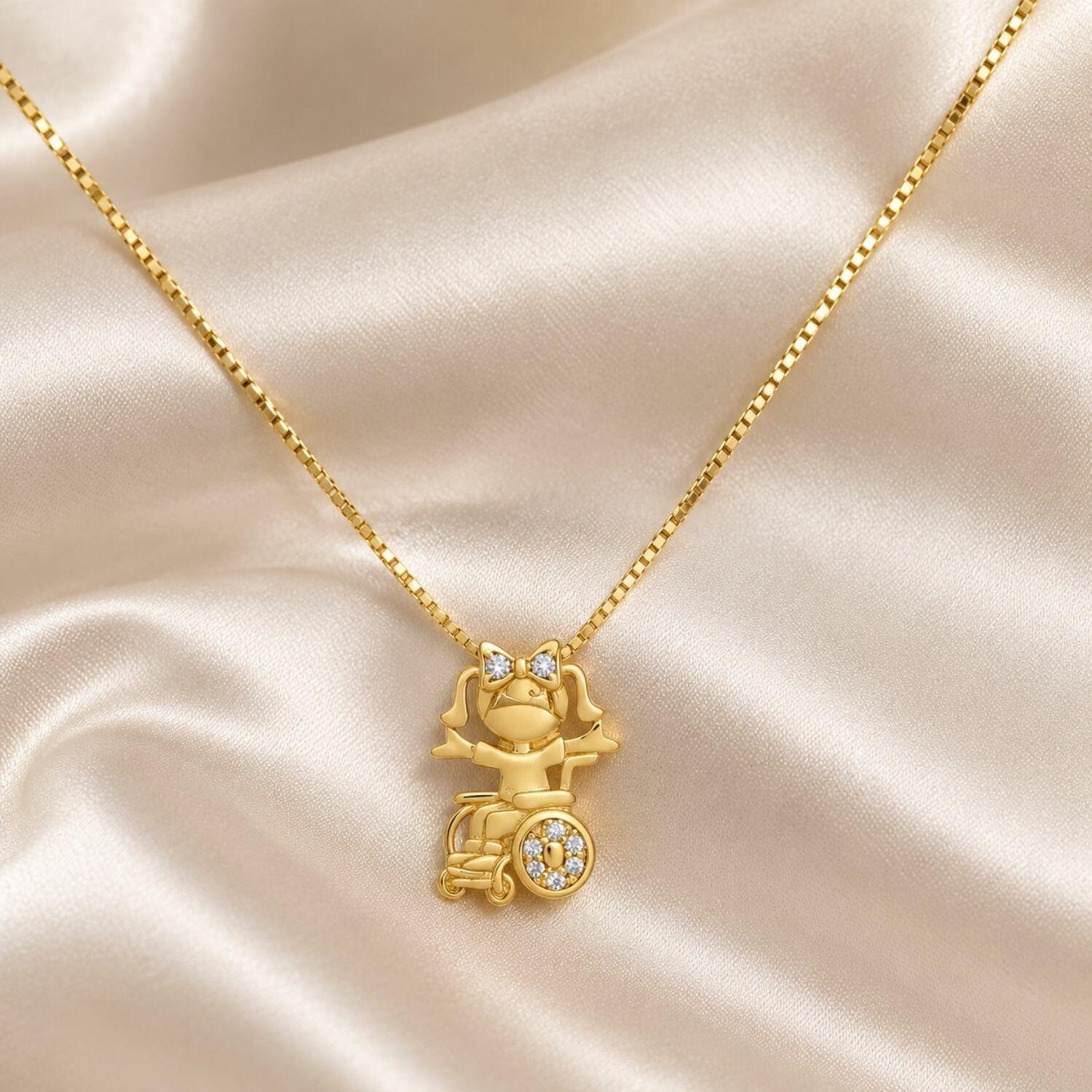 Colar Menina Cadeirante com Zircônia Cristal Banhado em Ouro 18K