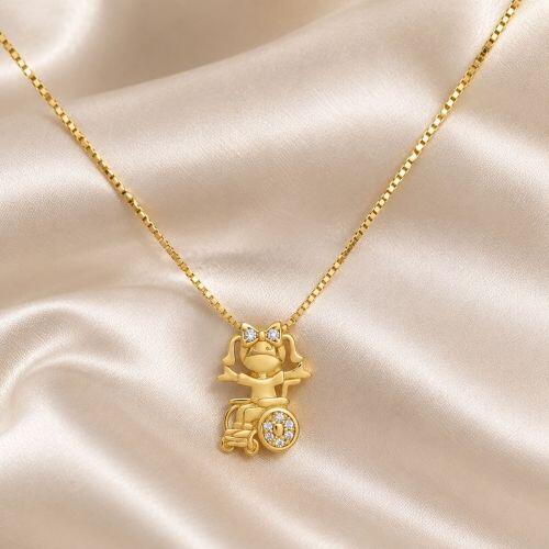 Colar Menina Cadeirante com Zircônia Cristal Banhado em Ouro 18K