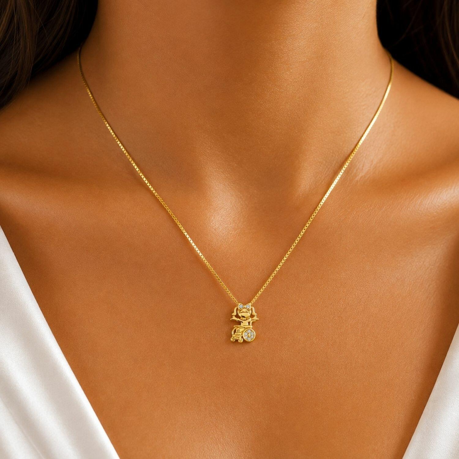 Colar Menina Cadeirante com Zircônia Cristal Banhado em Ouro 18K
