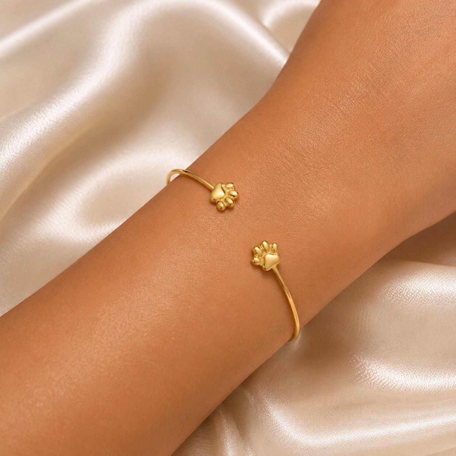Bracelete Aberto 2 Patinha de Cachorro Abaulado Banhado em Ouro 18K