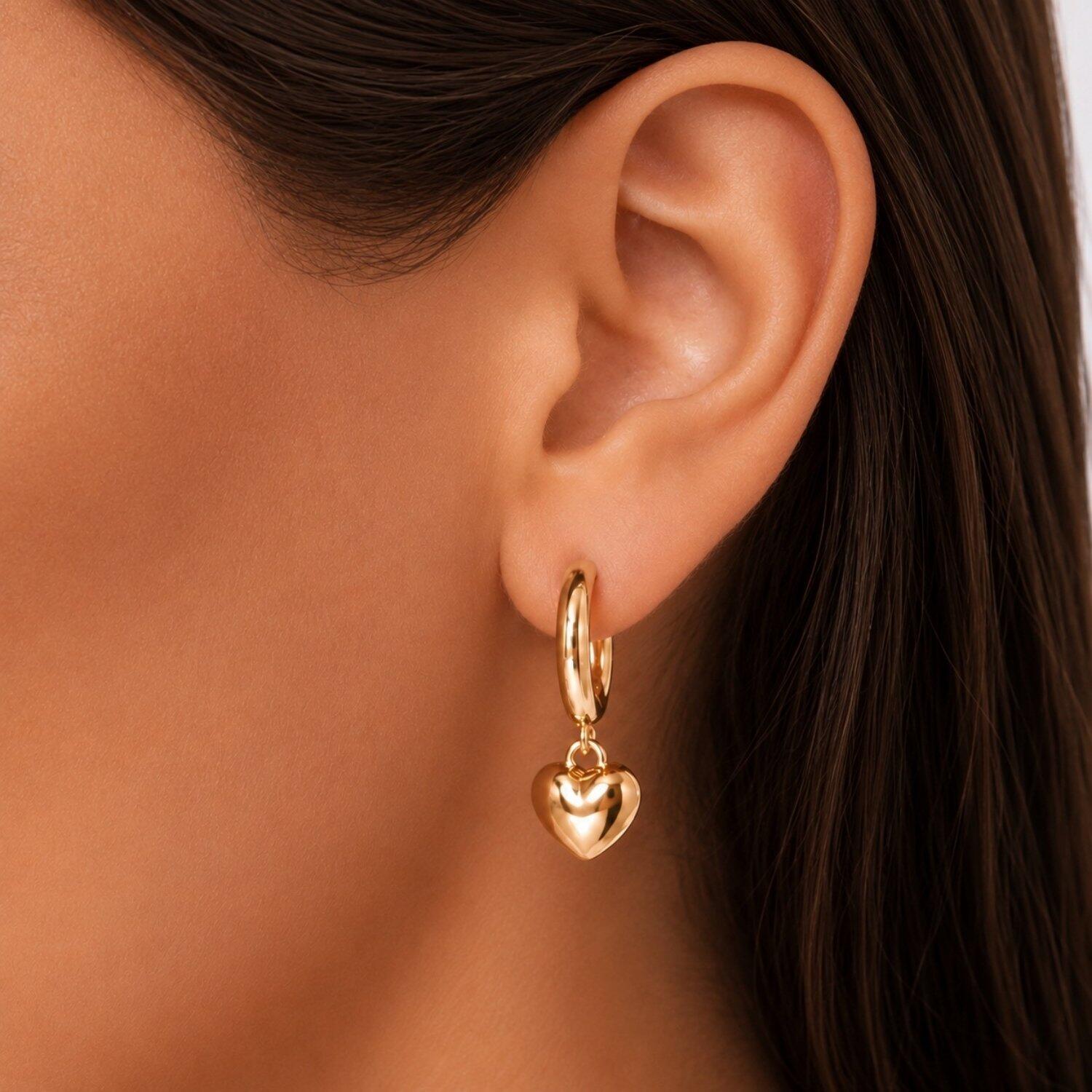 Brinco Argola Meia Cana 1.5 cm com Coração Liso Banhado em Ouro 18k