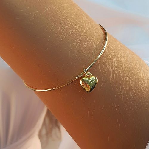 Bracelete Aberto Liso com Coração Banhado a Ouro