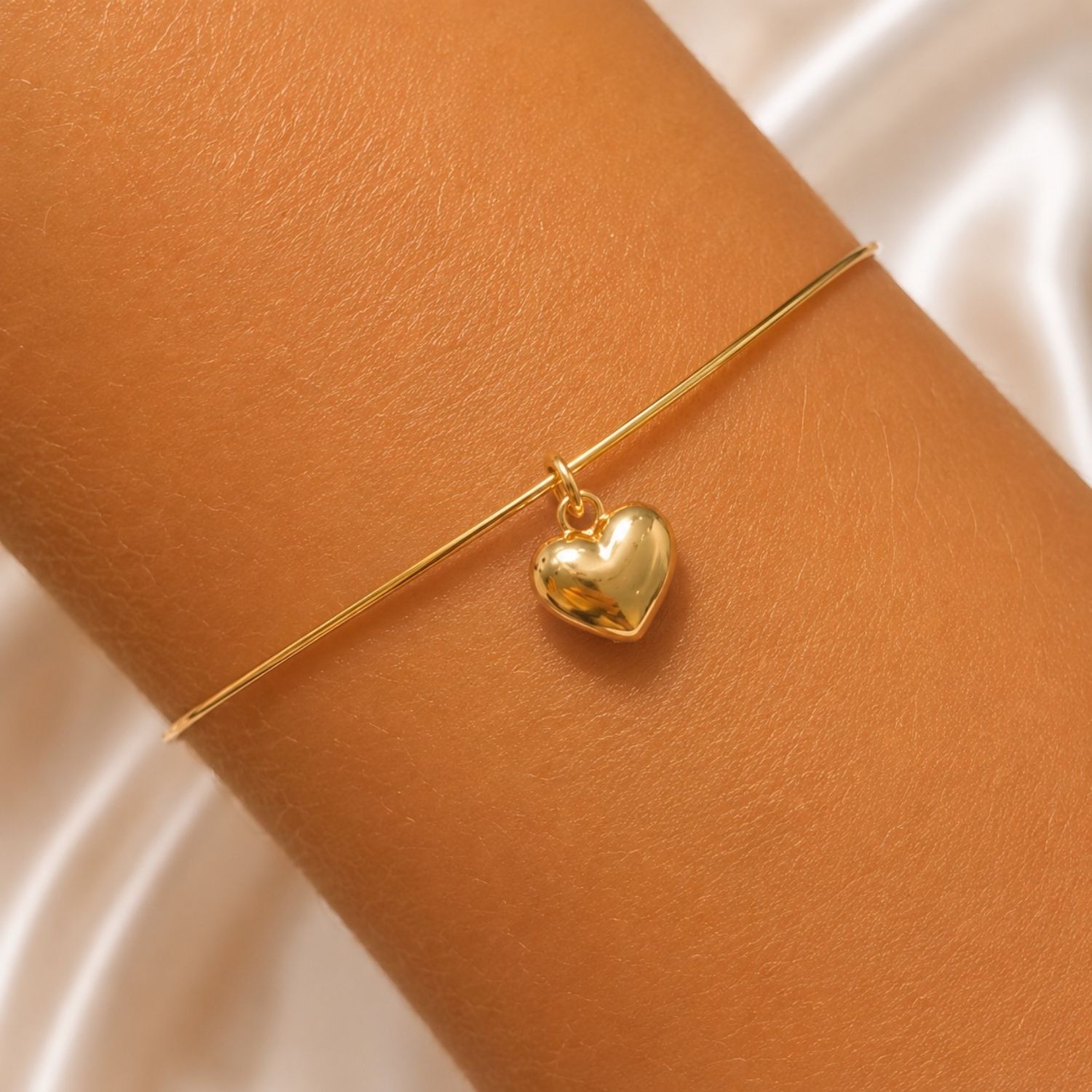Bracelete Aberto Liso com Coração Banhado a Ouro